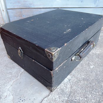 Gammal skivspelare med svart box