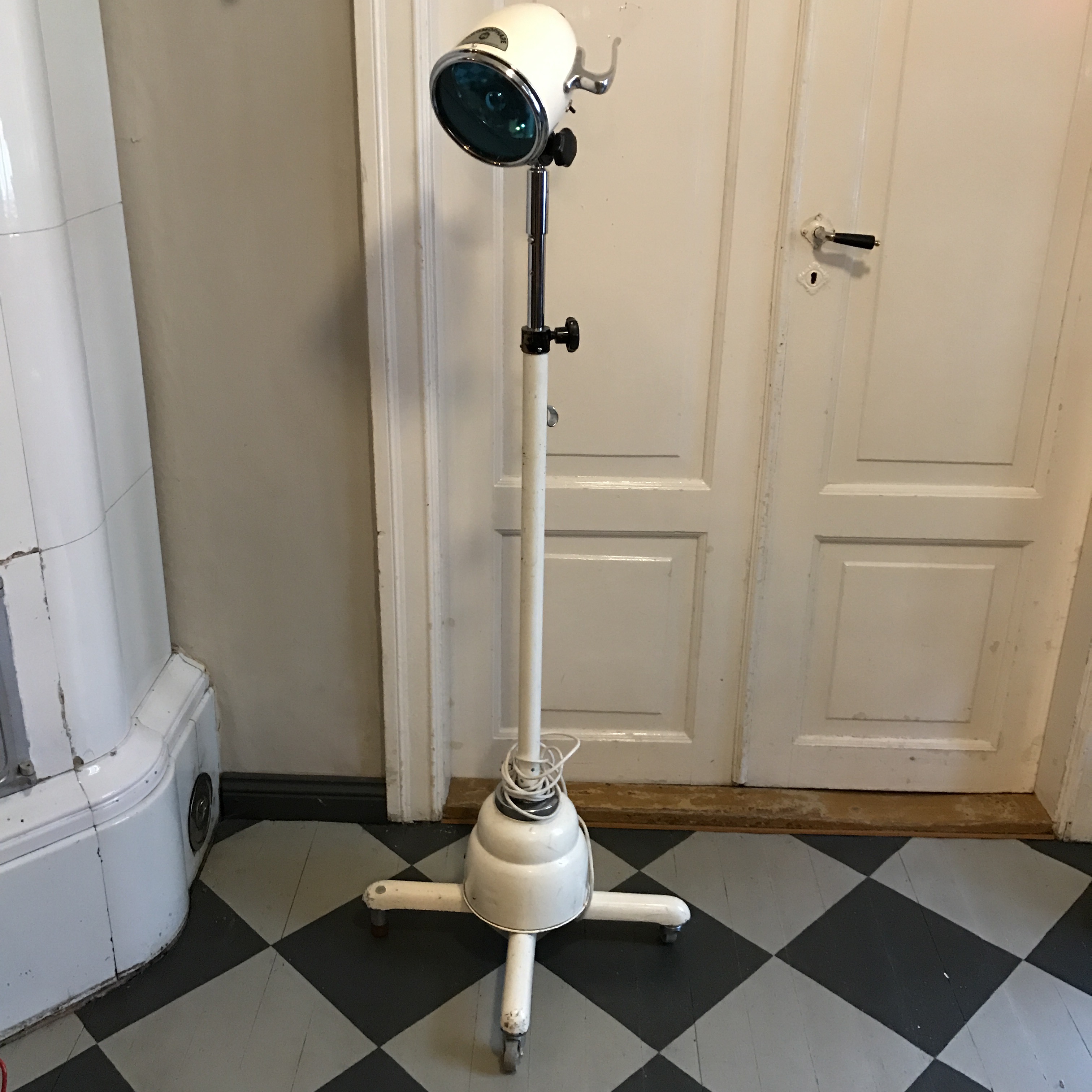 Gammal sjukhuslampa