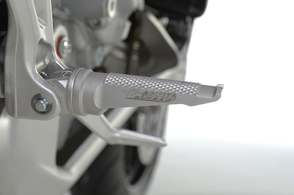 Foot pegs kit