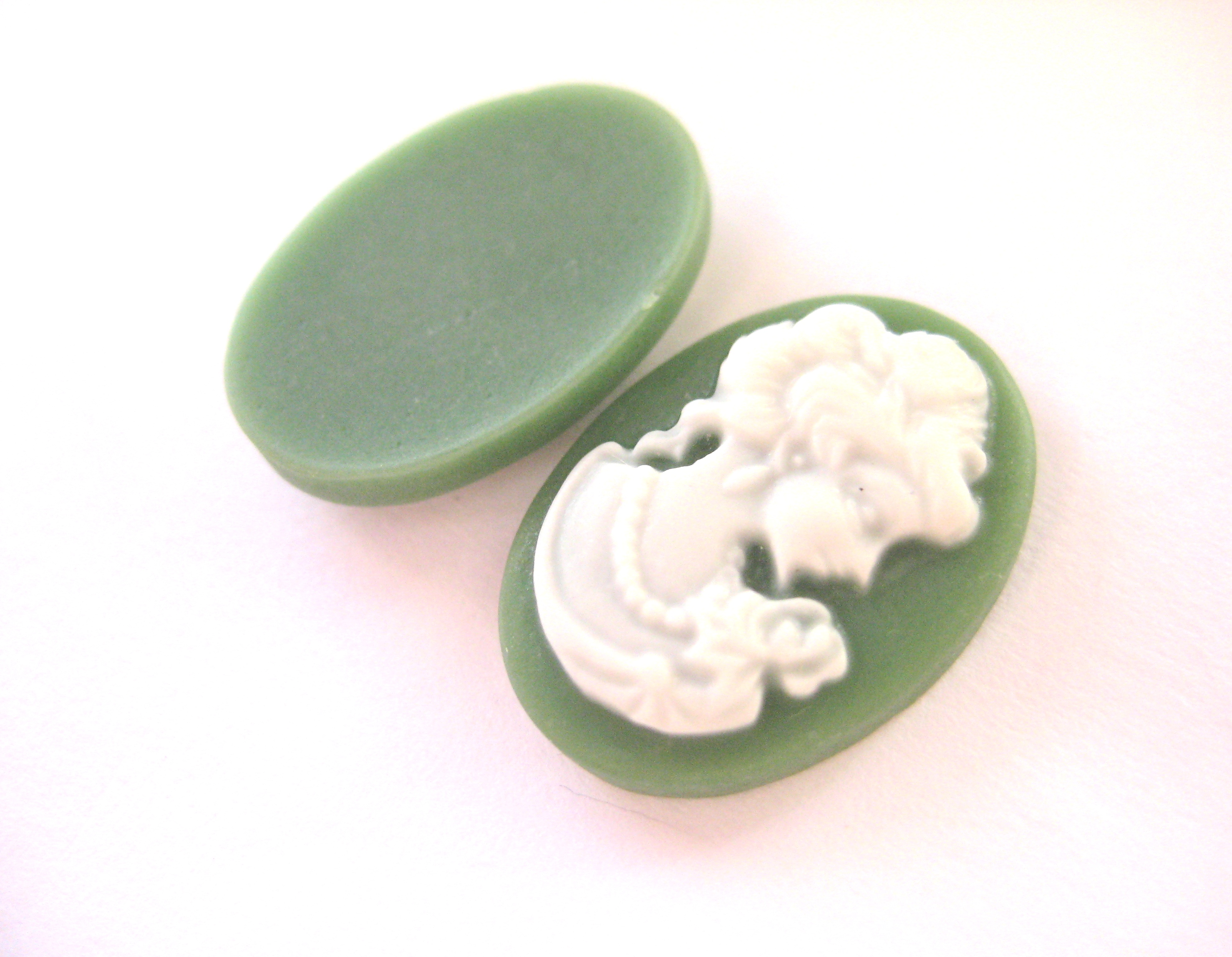 Cabochon/Camé i Resin, Kvinna- Grön 18mm