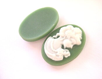 Cabochon in resin, LAdy 18mm