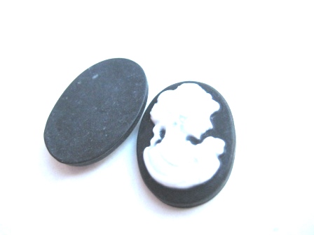 Cabochon in resin, LAdy 18mm Black