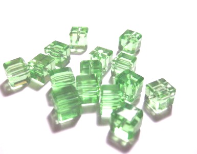 Glaspärlor - kub 8 mm grön