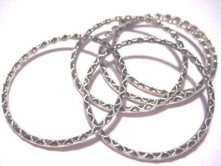  large enclosed rings in antique silver, 38,5mm - 2