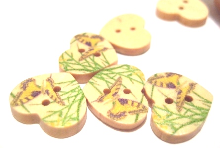 Träknappar, Hjärtan, 17x15mm,  Yellow butterfly