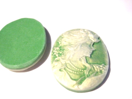 Cabochon/Camé i Resin, Kvinna-Grön/creme 37mm
