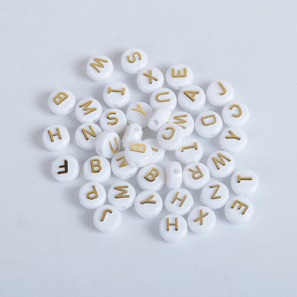 Bokstavspärlor, Vit med guld 10mm. 200 st