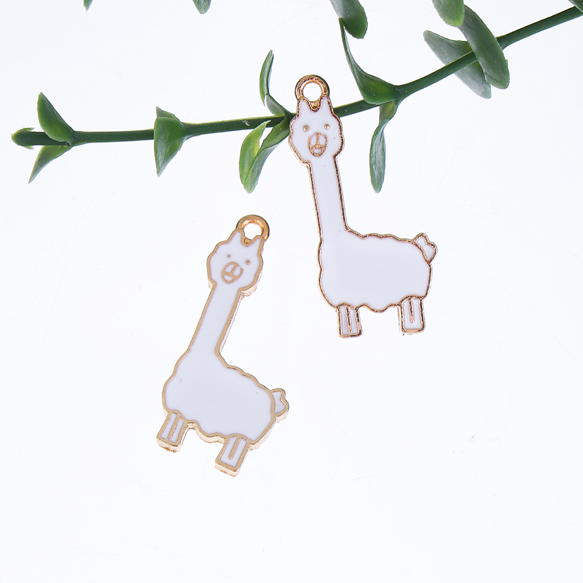Charm  enameld Alpaca White 32mm - 2