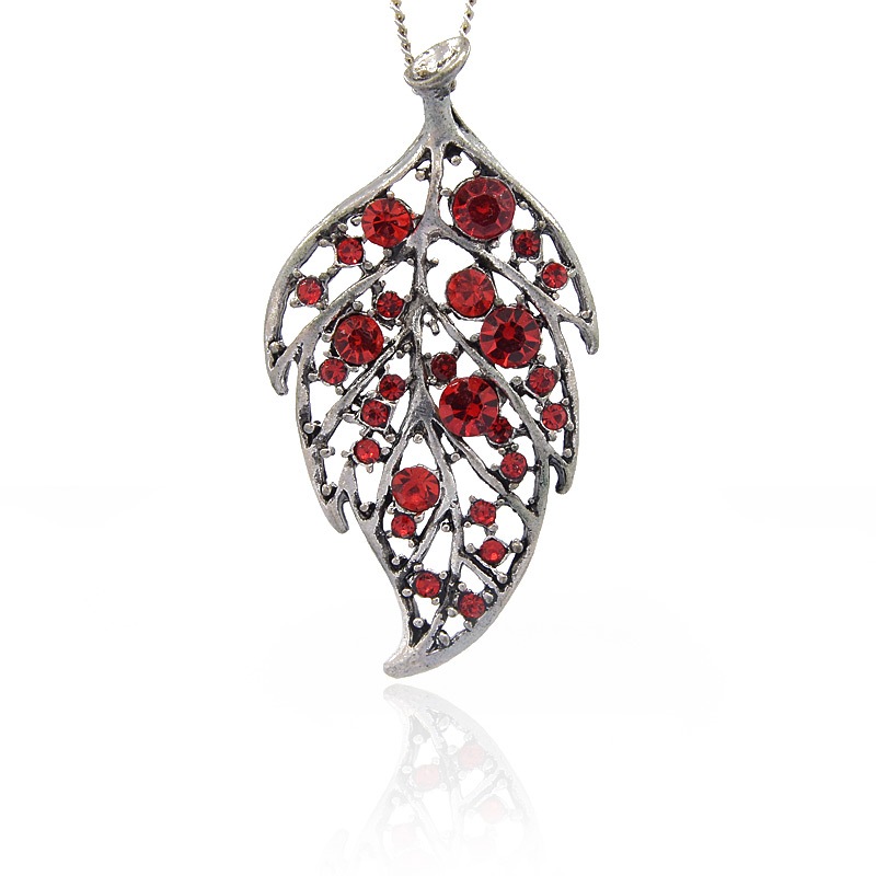Berlock - Stort silverpläterat löv,  röda Rhinestones
