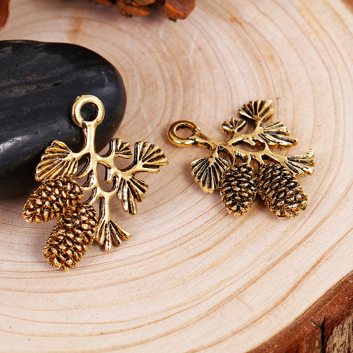 Berlock - Pinjenöt - Pine Cone, Guld 