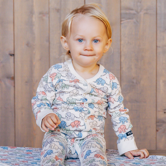 Bebis i färgglad pyjamas