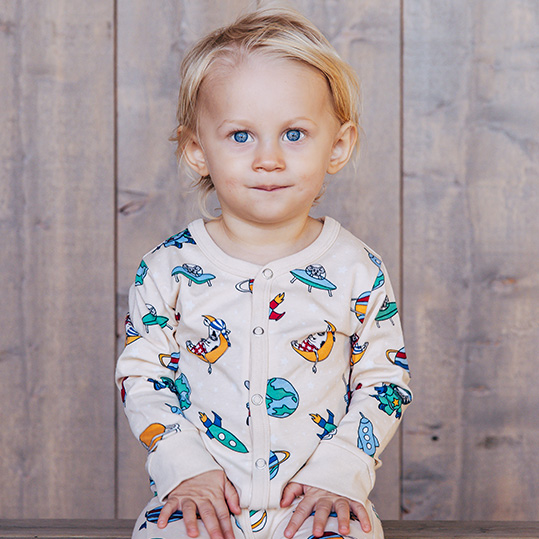 Bebis i färgglad pyjamas