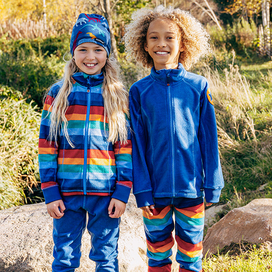 Två större barn i färgglad fleece
