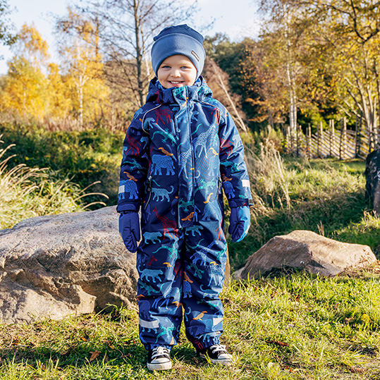 Liten kille i färgglad vinteroverall