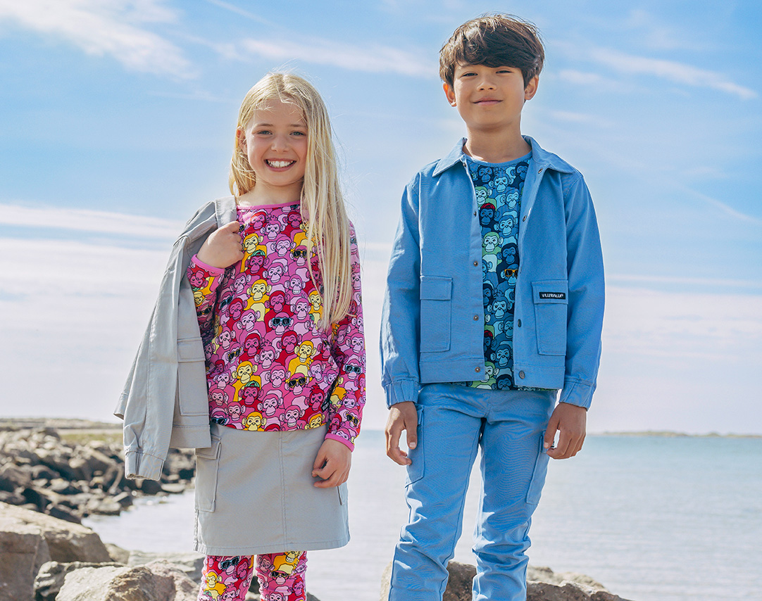 Två större barn i färgglada kläder