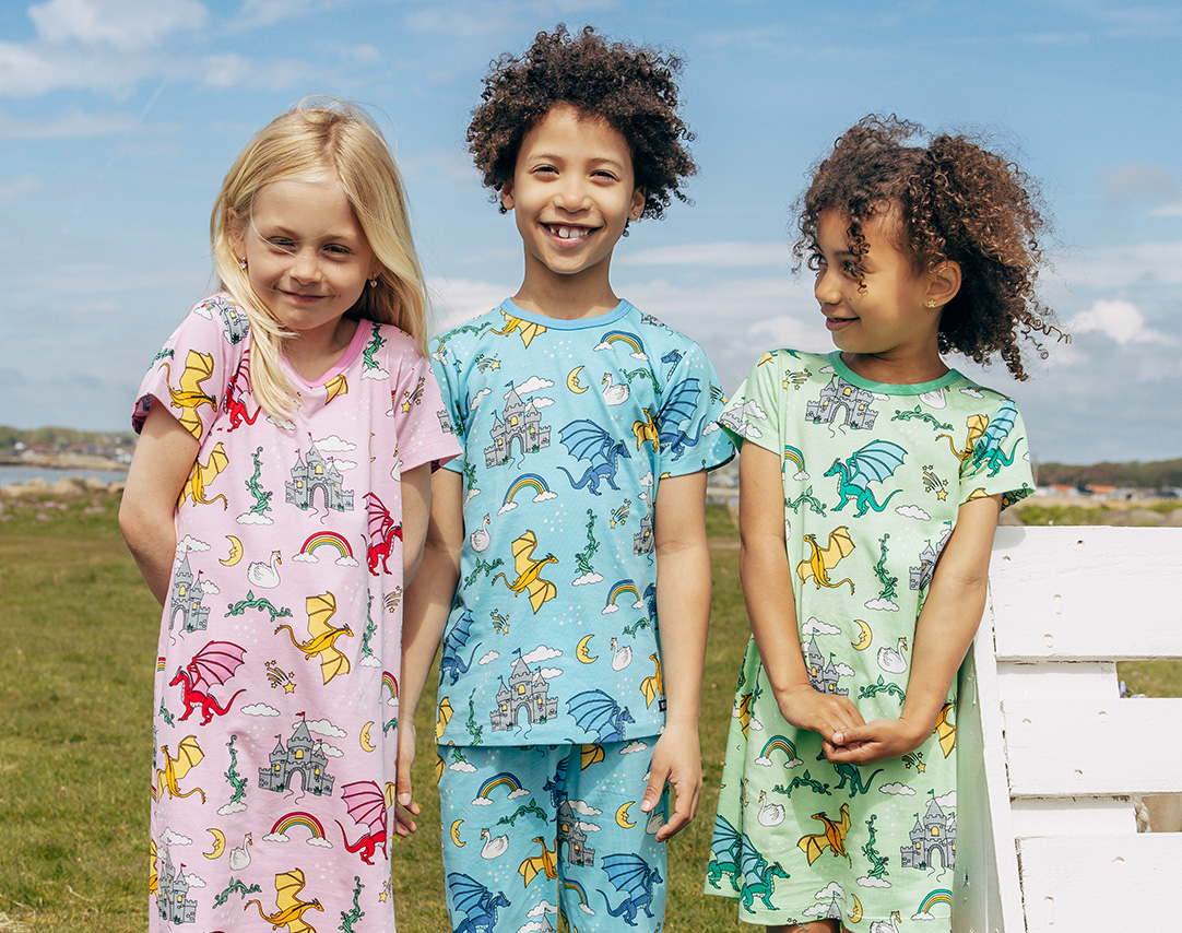 Tre större barn i färgglada pyjamasar 