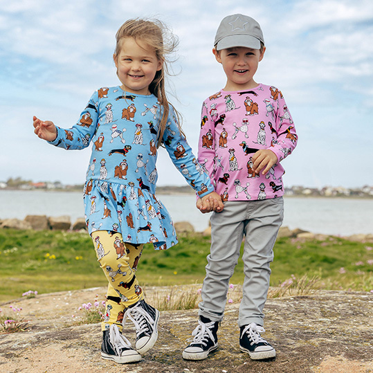 Två mindre barn i färgglada kläder