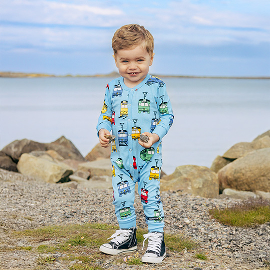 Liten kille i färgglad pyjamas