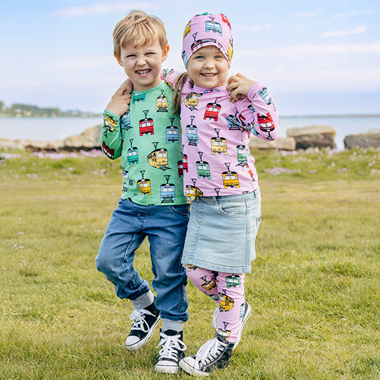 Två mindre barn i färgglada kläder