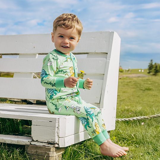 Liten kille i färgglada pyjamas