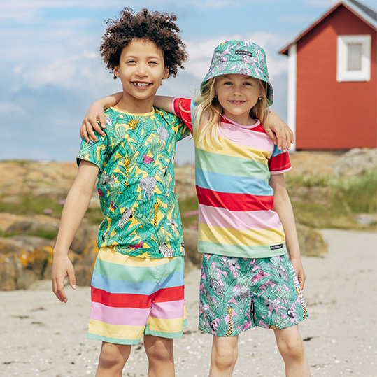 Två större barn i badshorts