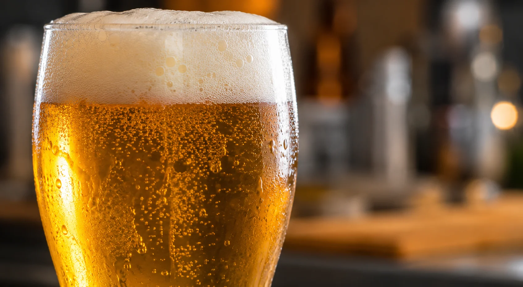 Närbild på skummande alkoholfri öl i glas