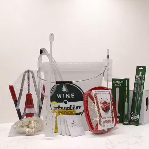Vinjäskärl, jäsrör och rengöringsmedel uppställda