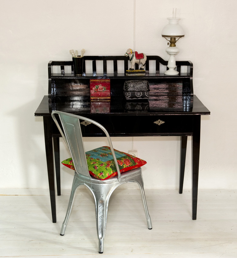 Butik Lanthandeln Gammalt svartmålat skrivbord SÅLT skrivbord gammal modell