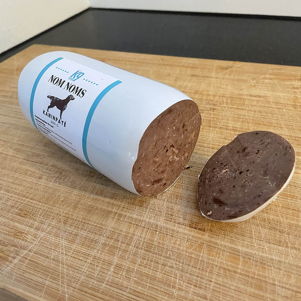Nom noms belöningskorv till hunden. Gott mjukt hundgodis som går att dela i bitar. Kladdar inte.