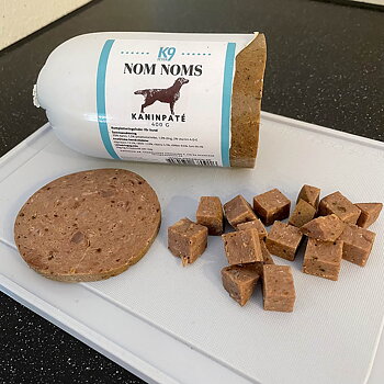 Nomnoms hundgodis en belöningskorv med kaninsmak från K9Design