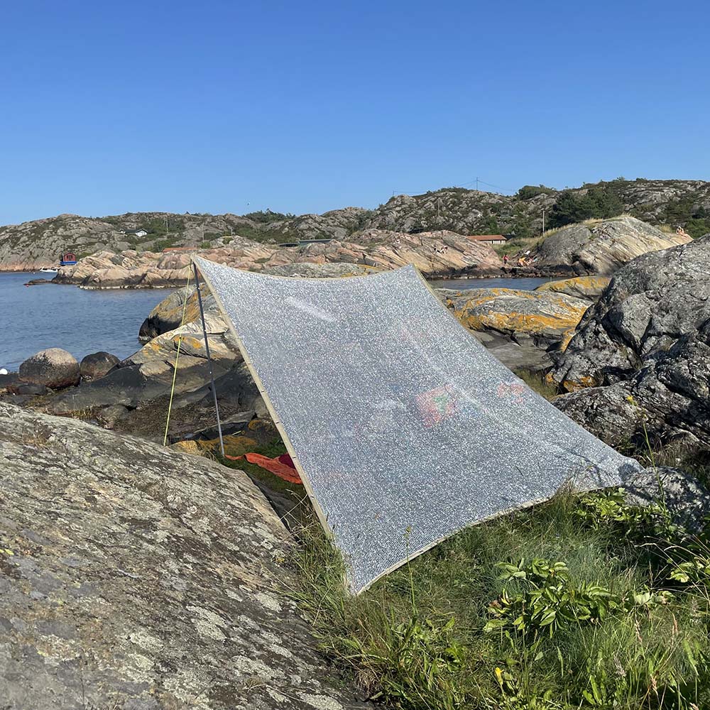 Silver share ger skön skugga på stranden