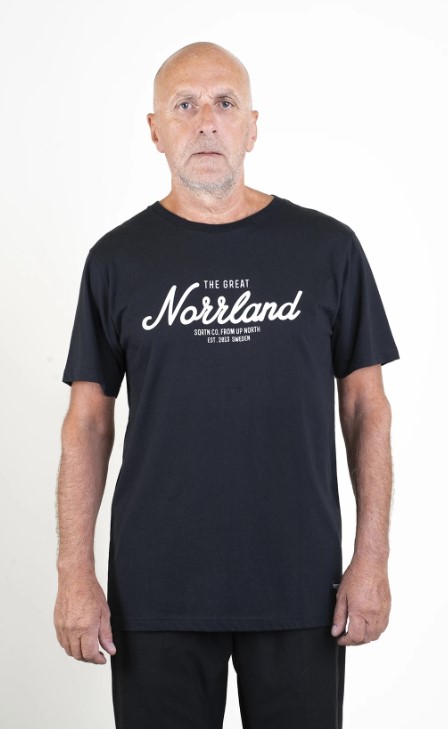 Läs mer om SQRTN Great Norrland T-shirt Black