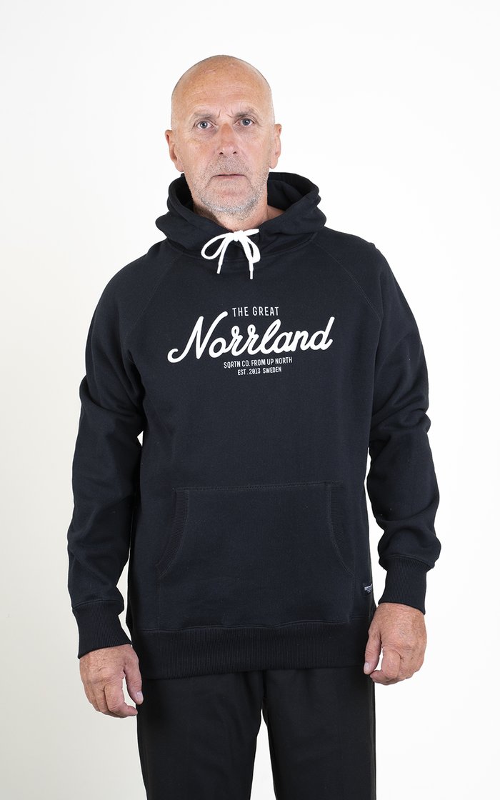 Läs mer om SQRTN Great Norrland Hood Black