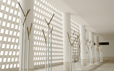  Frost Wishbone guld- klädhängare