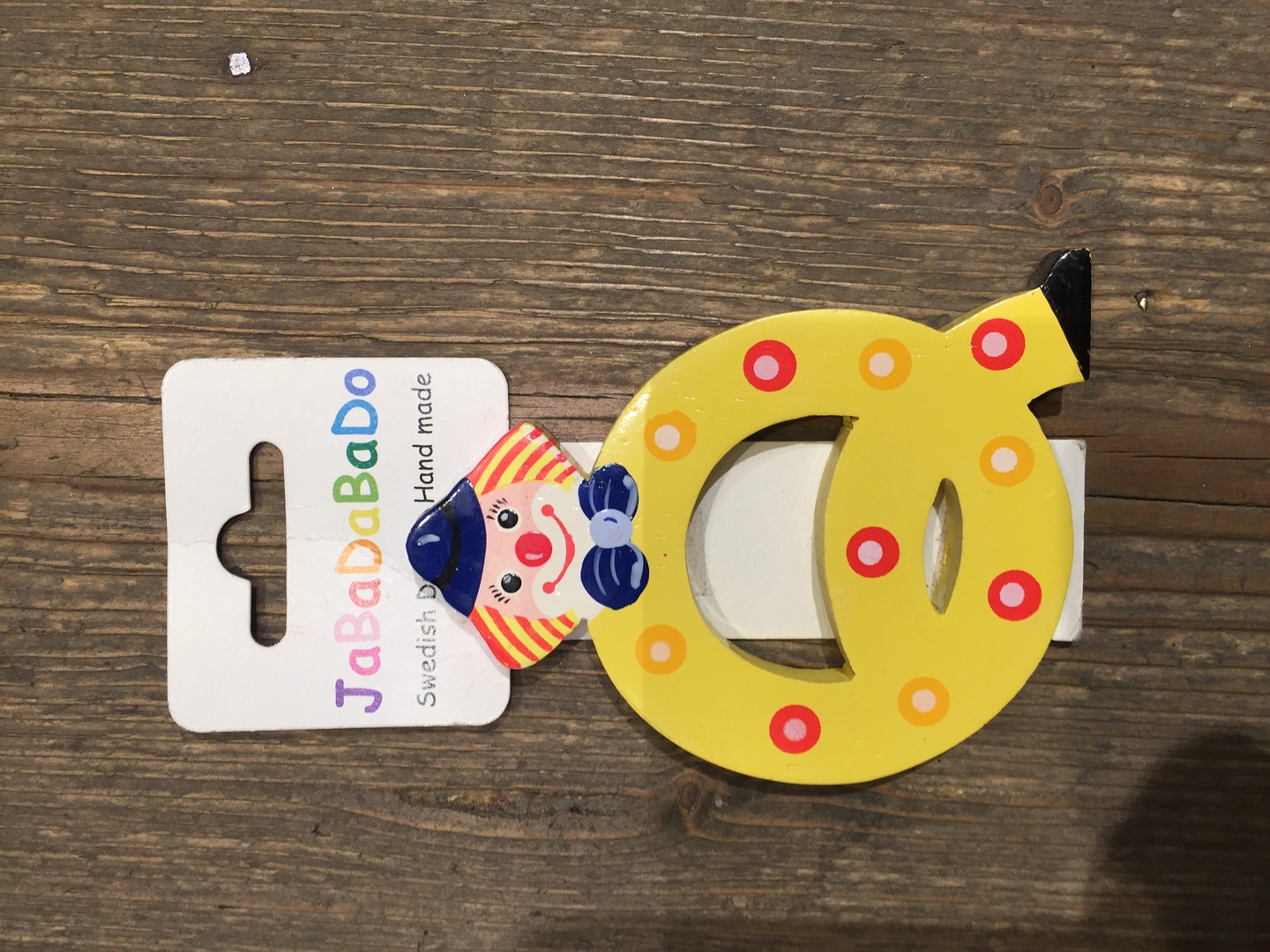 Clownbokstav i trä - Q, gul