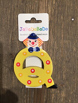 Clownbokstav i trä - Q, gul