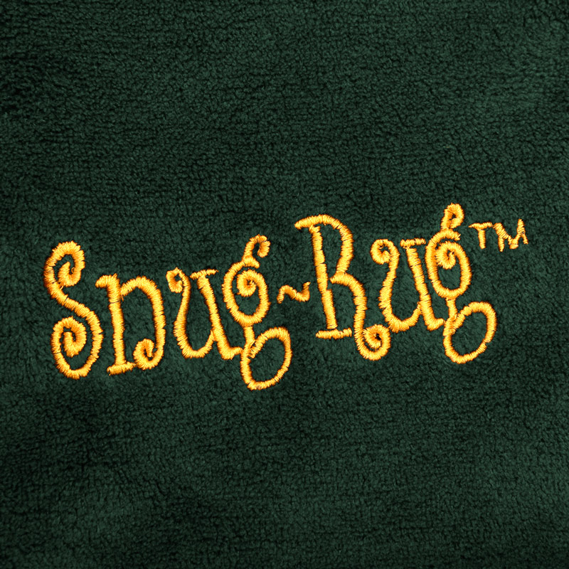 Guldfärgad Snug Rug broderad text på grön filt