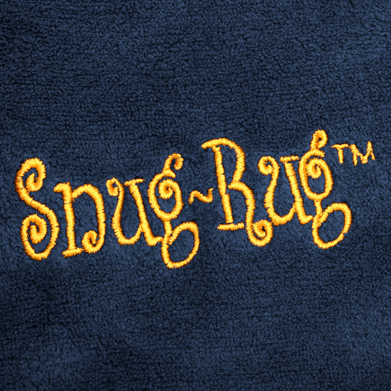Guldfärgad Snug Rug borderad text på blå filt