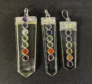 Stenhänge med 7 Chakra stenar