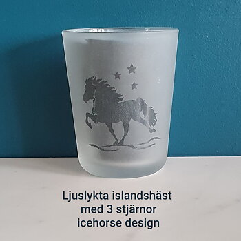 Nr 82 Ljuslykta gravyr med islandshäst i tölt samt 3 stärnor. Höjd 10 cm.