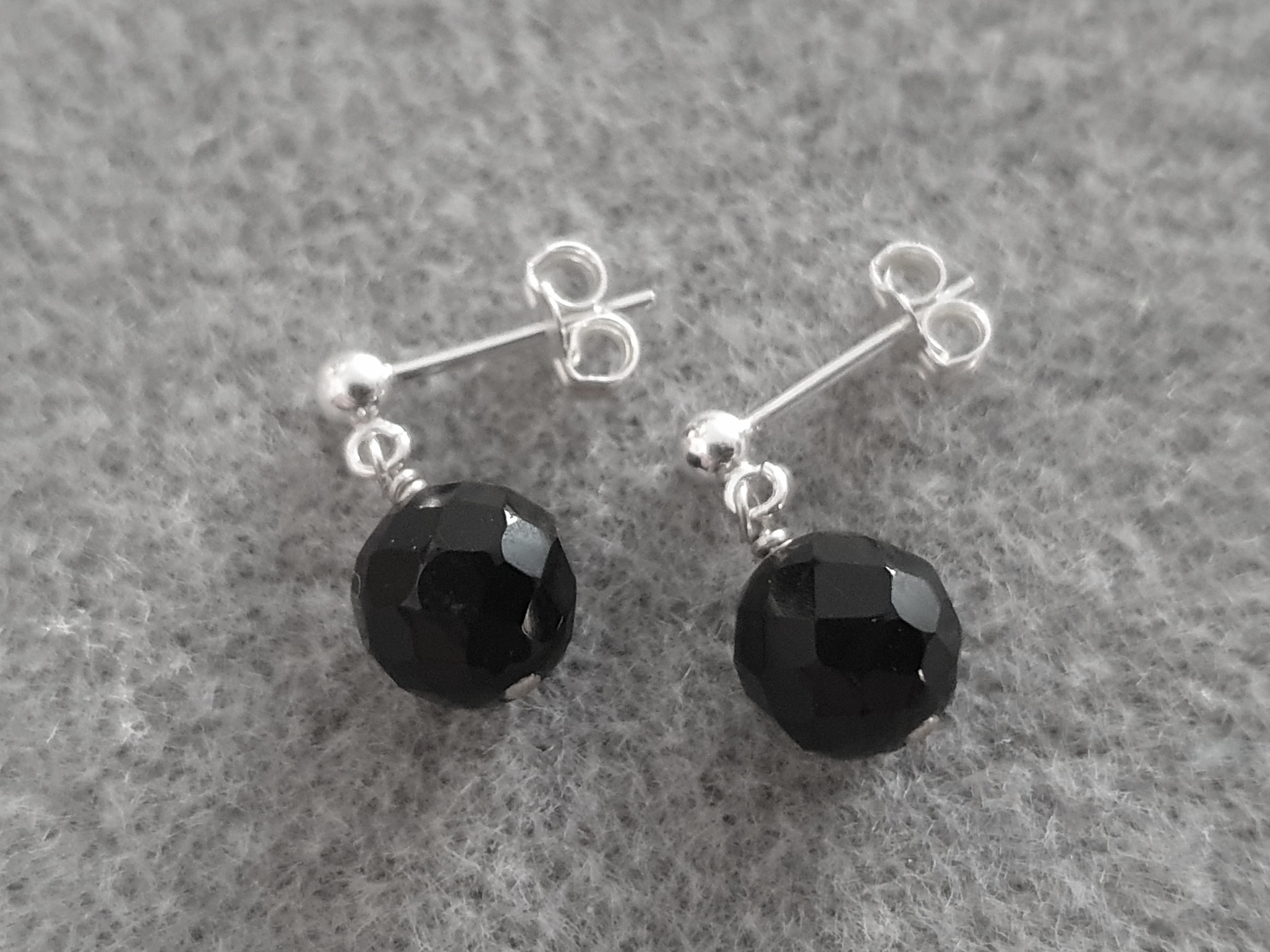 Svart onyx fasetterad 8mm kula hängande örstick 925-silver