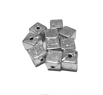 Silverfärgad kub med lodrätt hål i storlek 8 × 8 × 8 mm, metallpärla i zinklegering med håldiameter ca 1,5 mm, visad i närbild.