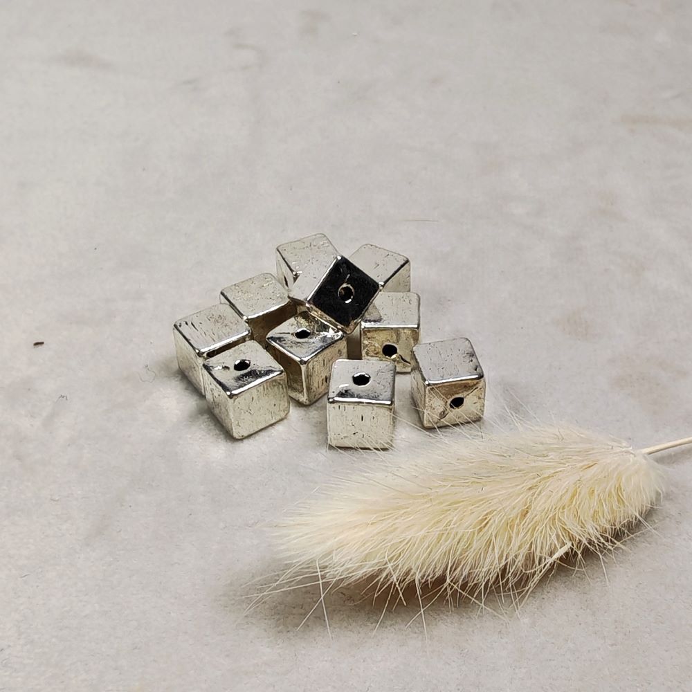 Kub med lodrätt hål silverfärgad 8 × 8 × 8 mm, 10 st