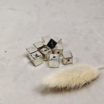 Kub med lodrätt hål silverfärgad 8 × 8 × 8 mm, 10 st