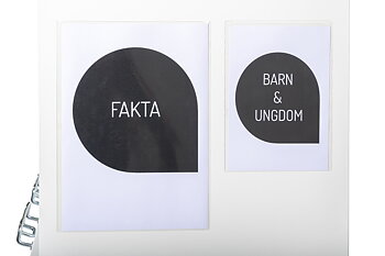 Selvklebende lomme i 10-pack for A4- eller A5-skilting, festes på hyllgavler og eksponeringsmøbler for tydelig informasjon.
