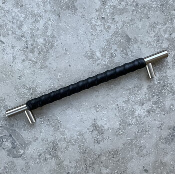 Läderhandtag Bar Twist 192 - Svart/Rostfri finish