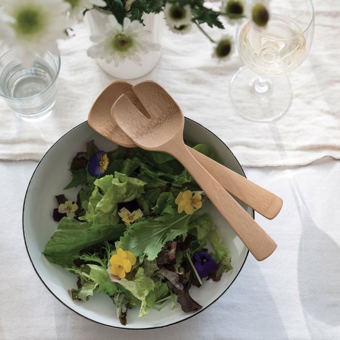 Salatskål med salatbestik i træ