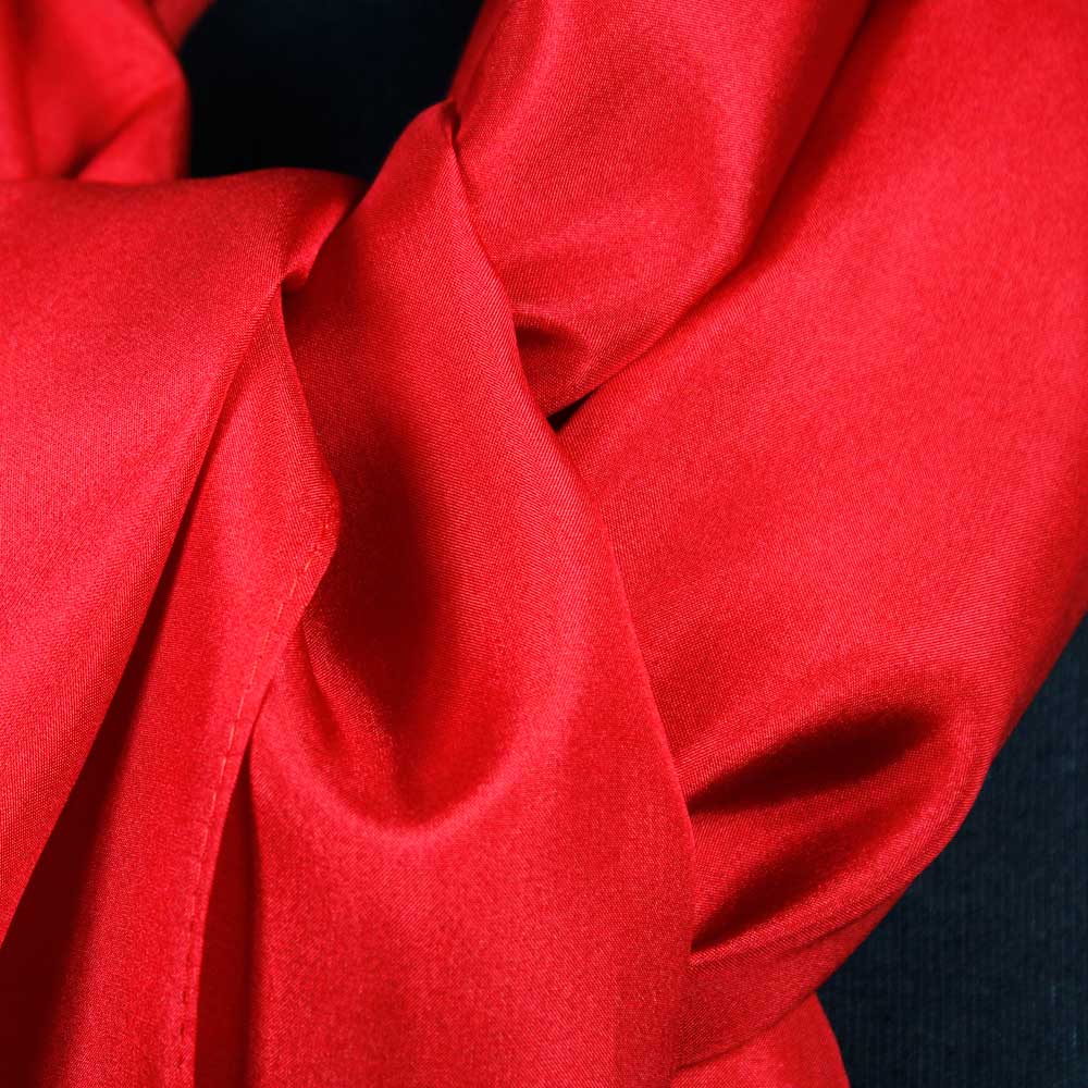 Röd sidenscarf av hög kvalitet till dam och herr, med en snygg röd scarf förnyar du enkelt din garderob, scarfen är också fin att knyta runt håret.  Sjalbutiken.se har sjalar och scarves av siden till körer och företag i regnbågens alla färger. Köper du fler blir priset lägre.