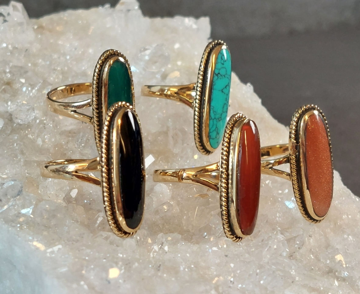 Bronsring med Avlång Cabochon