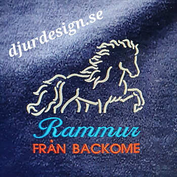 Nr 1 Sadelövrdrag fleece med islandshäst & namn I 2 rader 